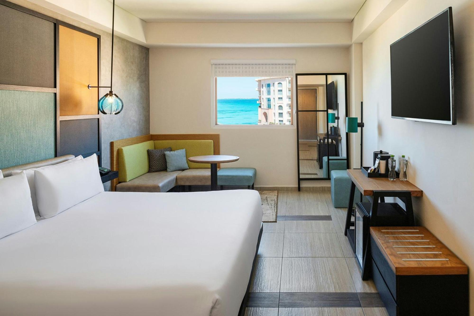 Hotel Renovated Aloft